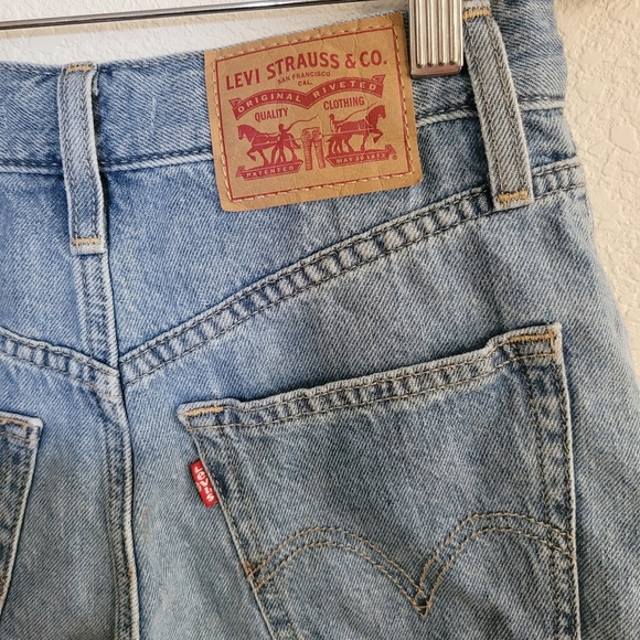 Levi's High Waisted Mom Shorts Size 25 - Picture 5 of 7
